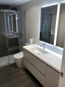 baño colores claros